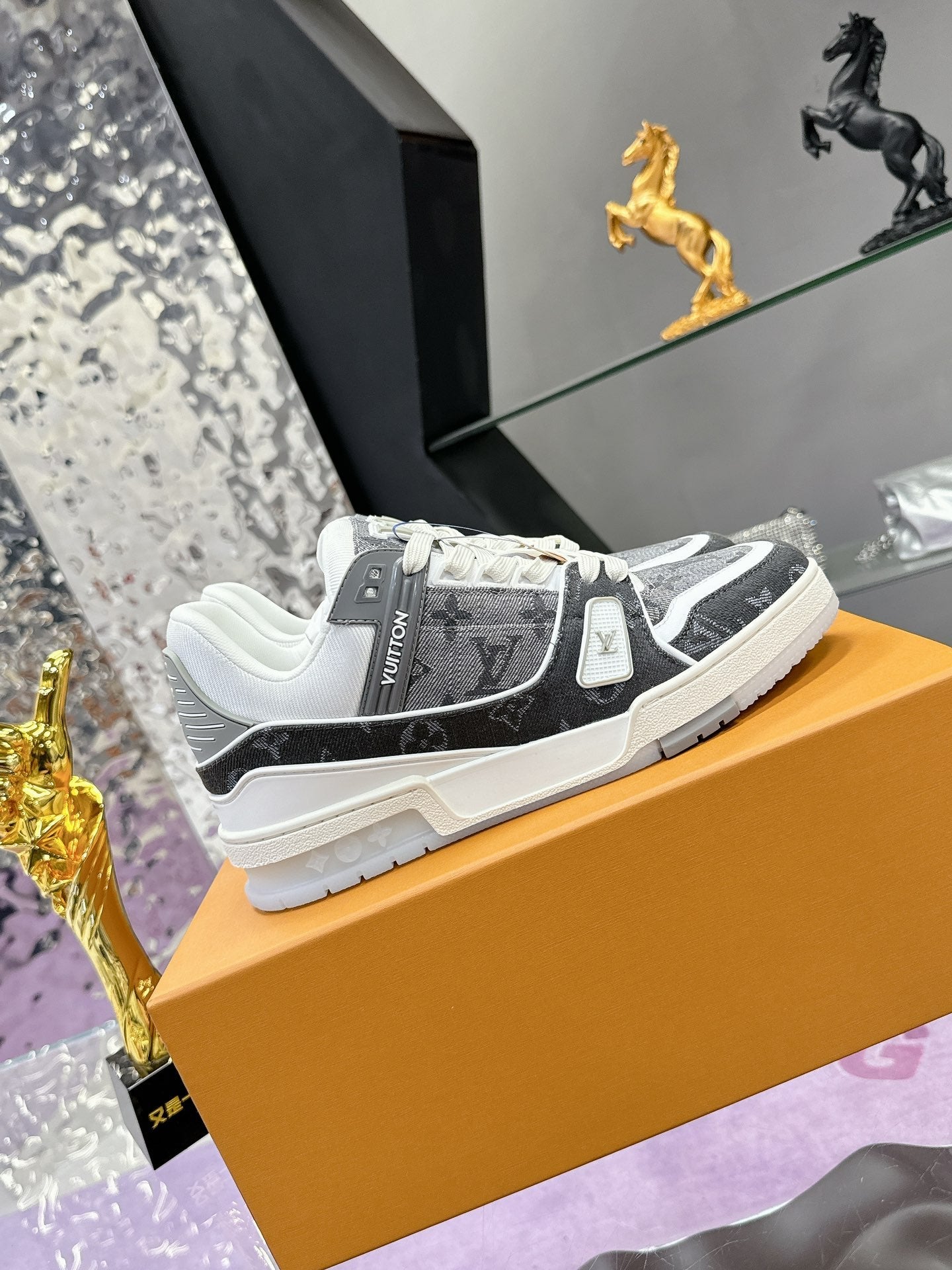 LV Trainer Sneaker 1824120915