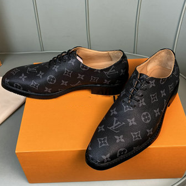 Men's classic Luxury V Logo dress shoes