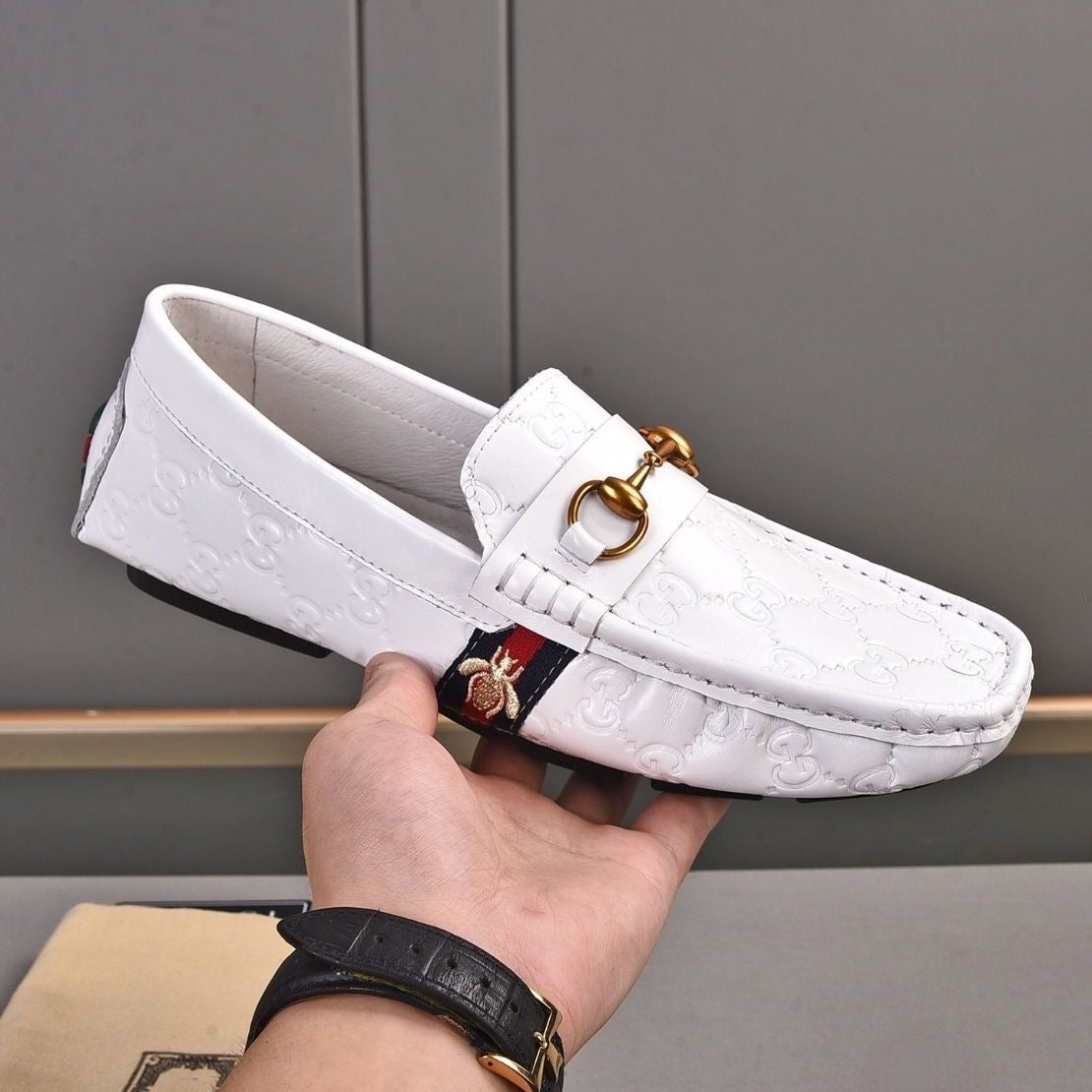 Men's embossed loafers, exquisite workmanship, vintage style hardware buckle