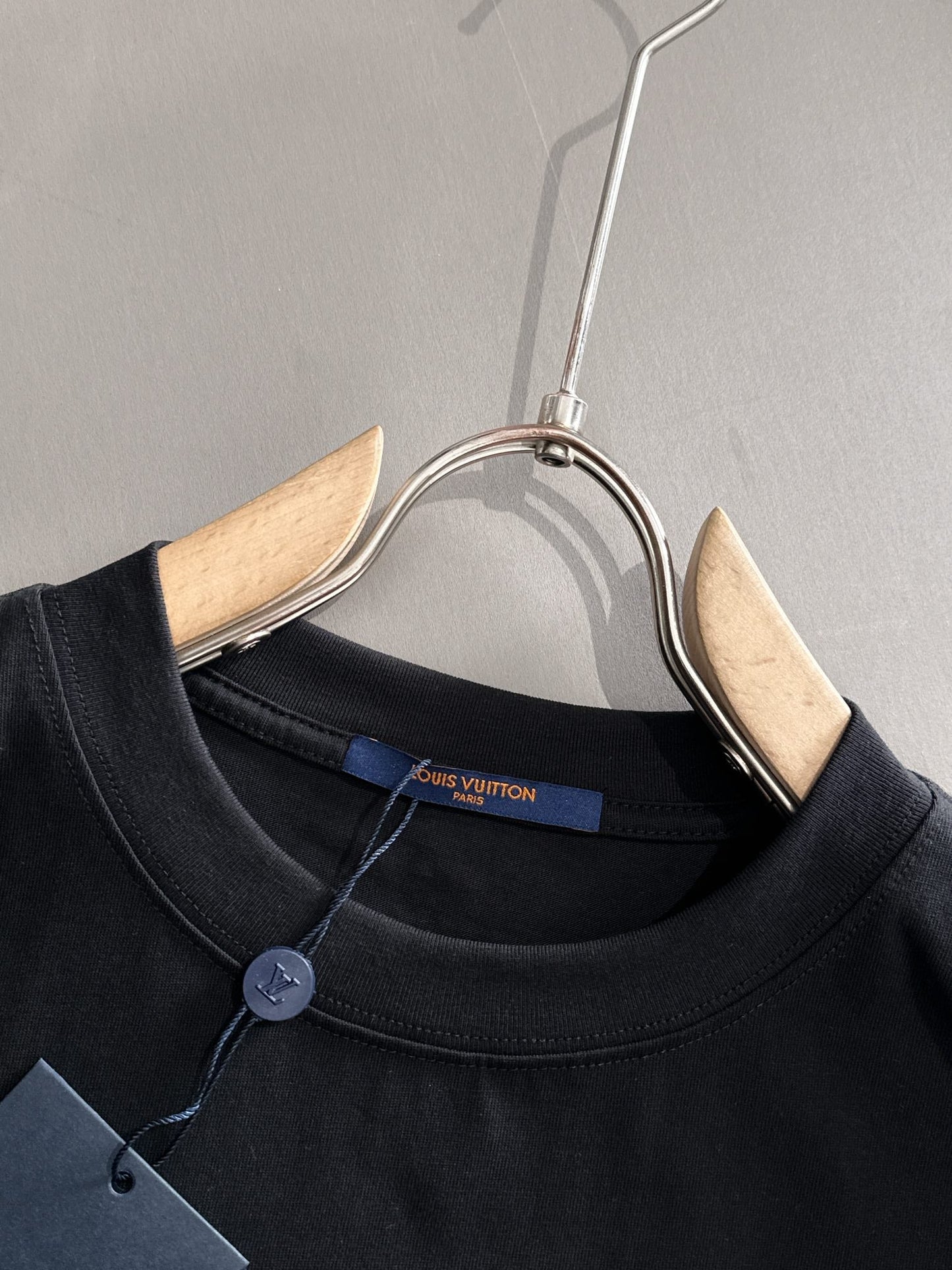 LV T-shirt with lettering on the hem 1825042503