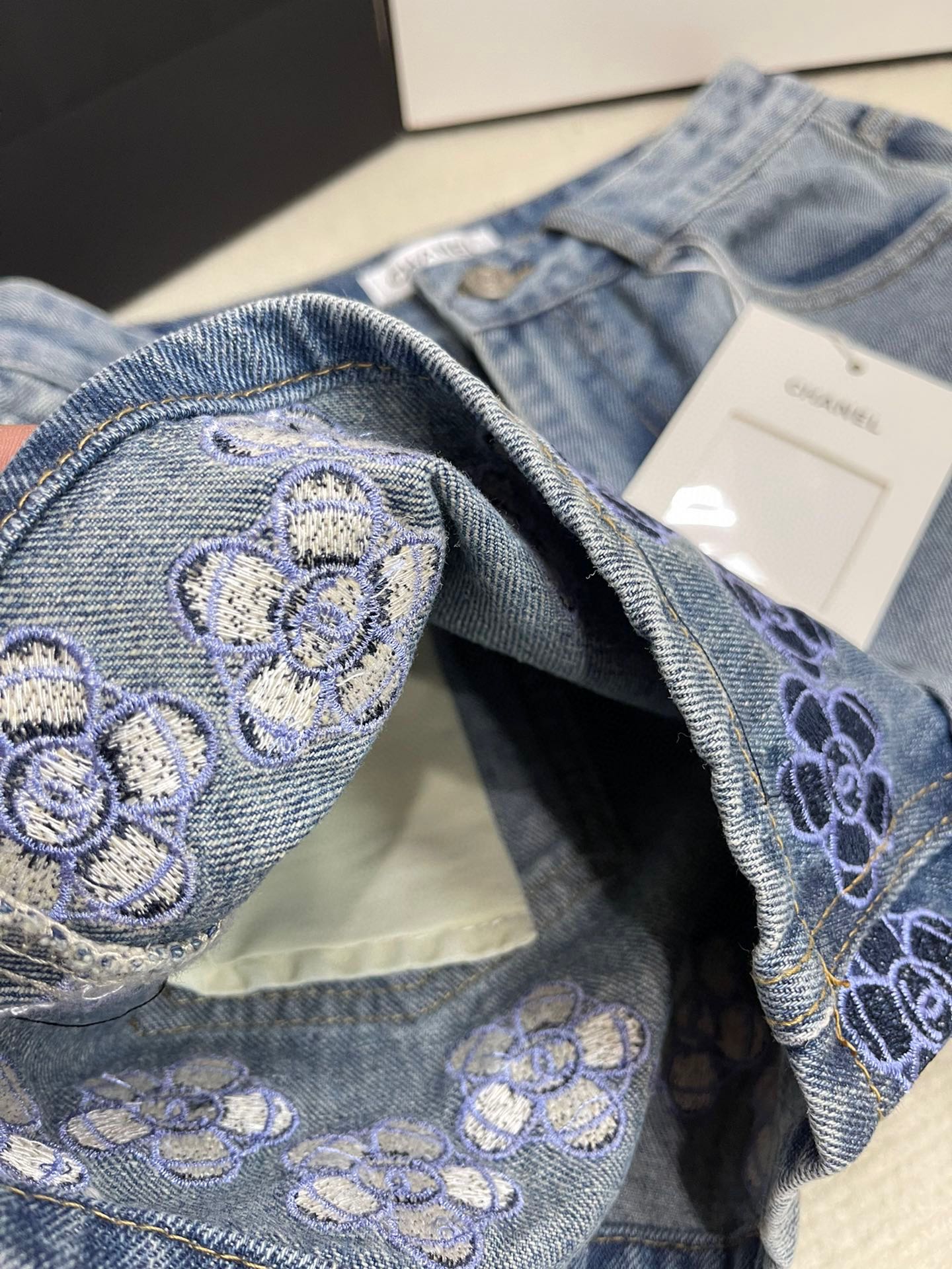 CNL blue flower embroidered denim shorts 1824053010