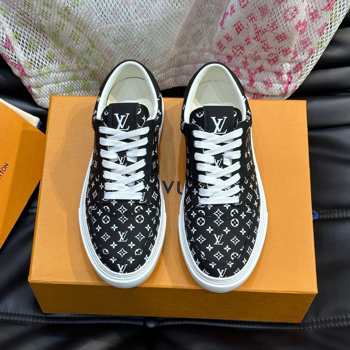 L Embossed Casual Sneakers 1824070205