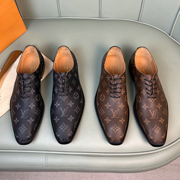Men's classic Luxury V Logo dress shoes