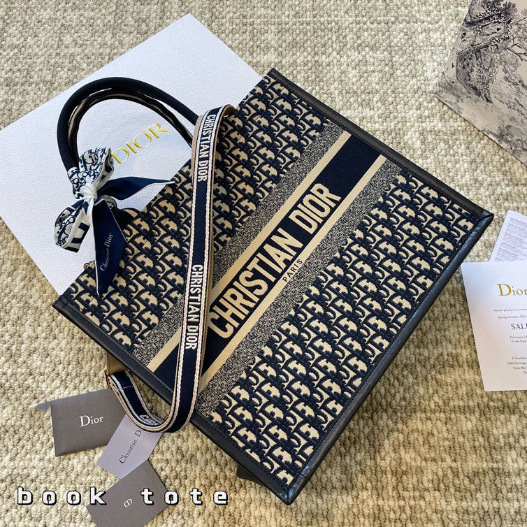 D book tote bag 1824082609