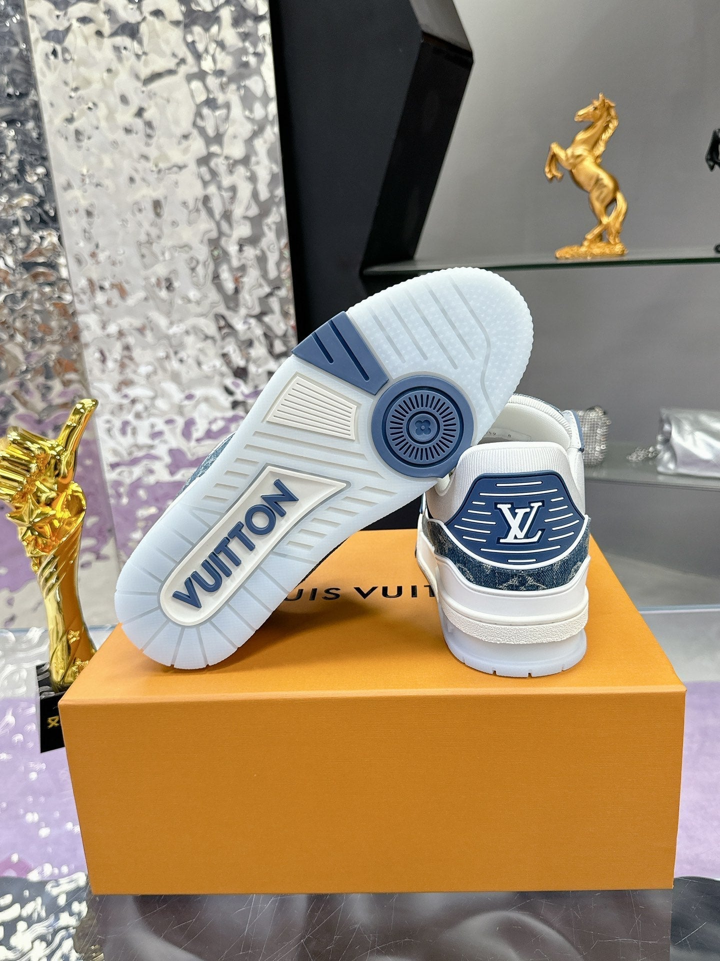 LV Trainer Sneaker 1824120915