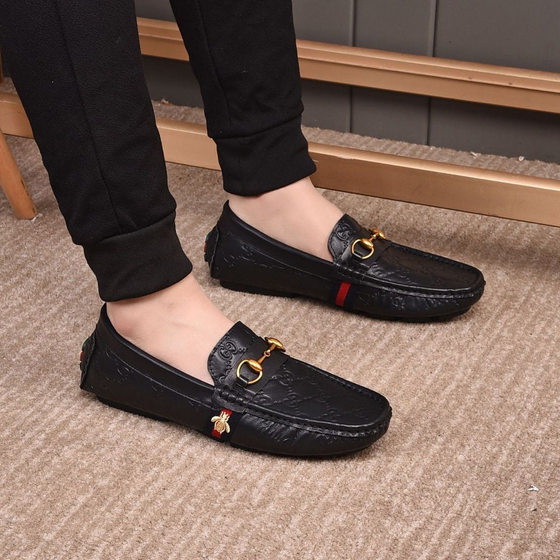 Men's embossed loafers, exquisite workmanship, vintage style hardware buckle