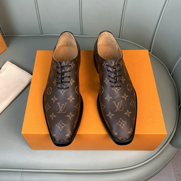 Men's classic Luxury V Logo dress shoes