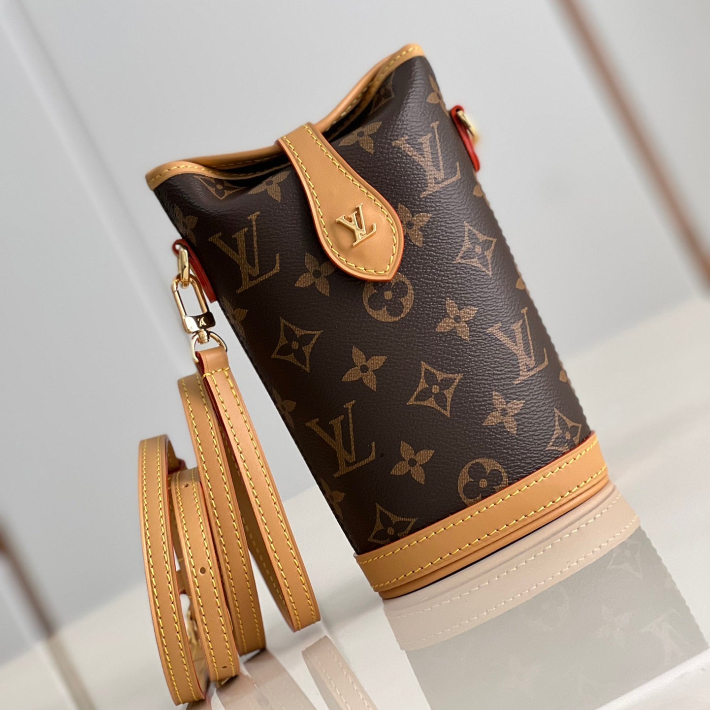 Ladies Fashion Luxury V Logo Bucket Bag
