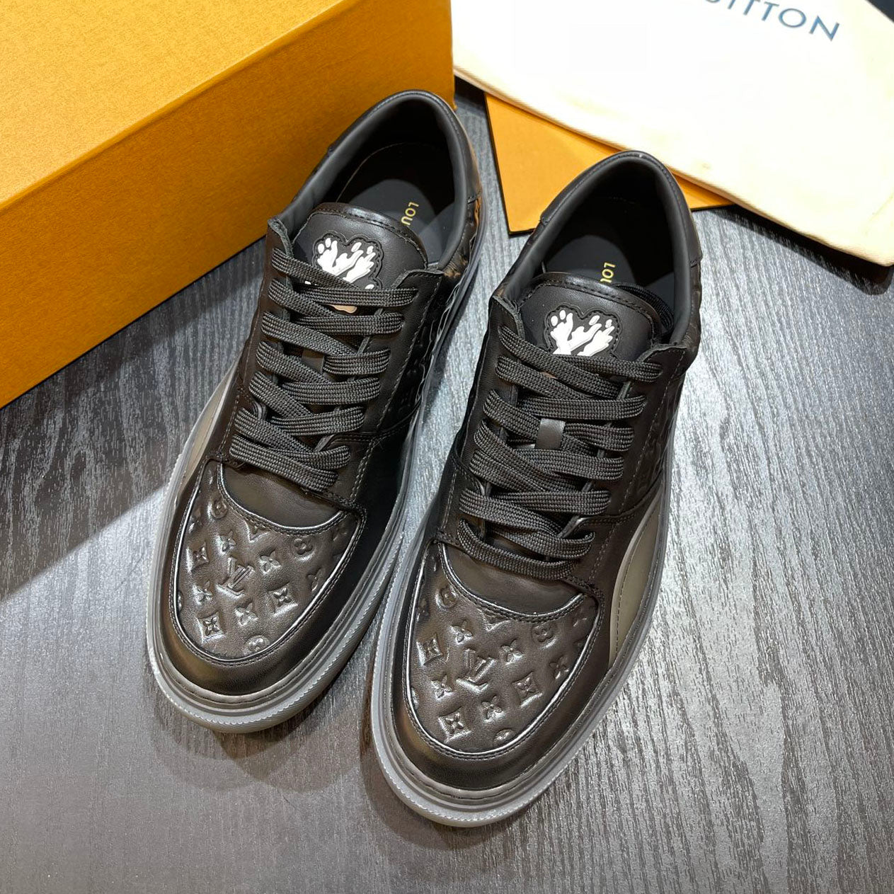 LV Embossed sneaker 1825052110