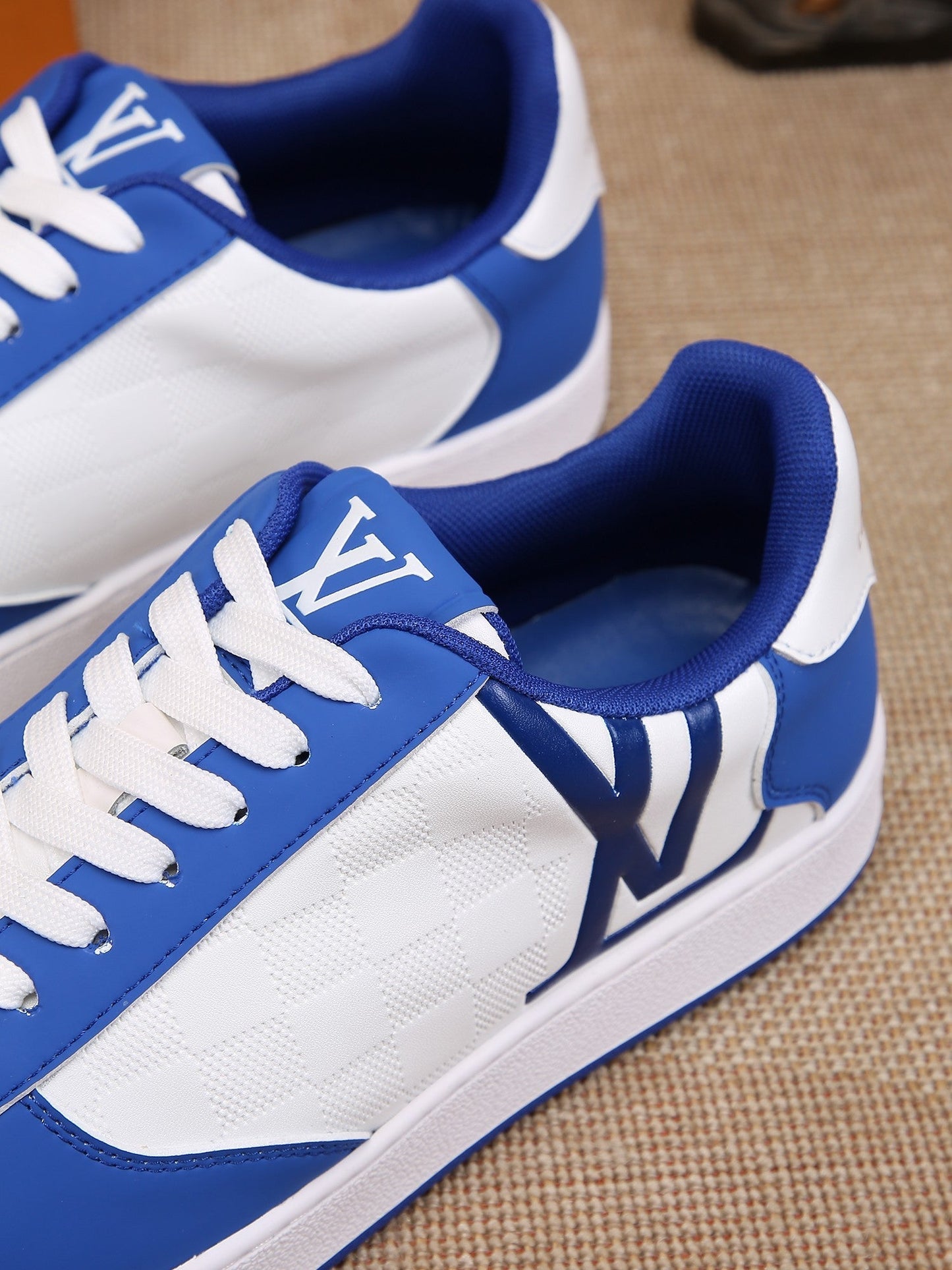 LV sneaker 1825052103