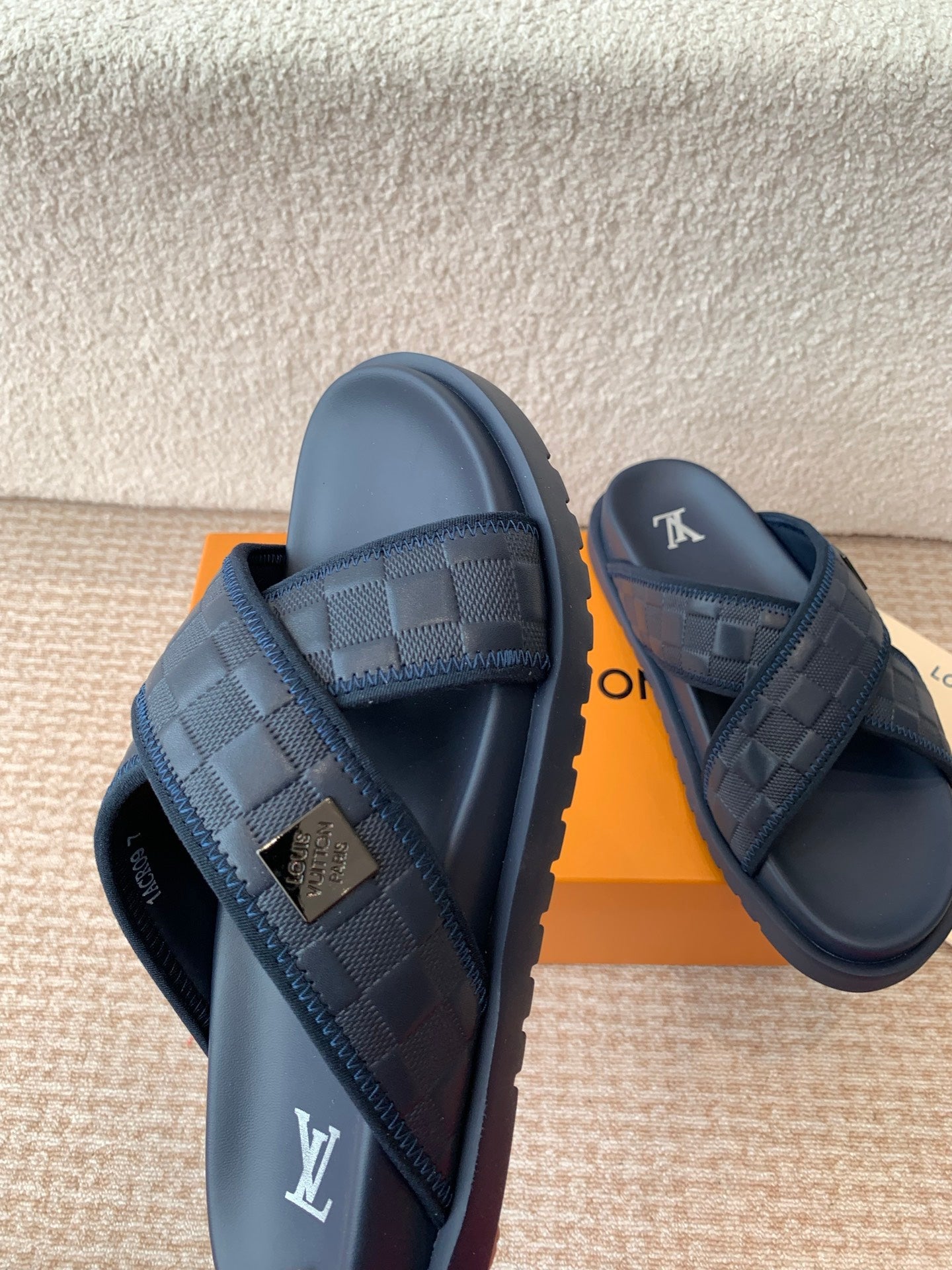 LV Beach slippers 1825052202