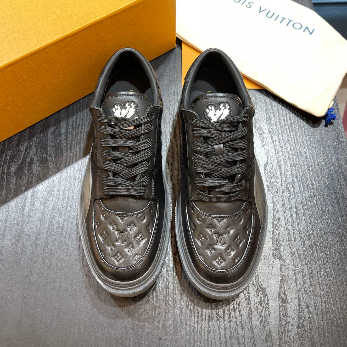 LV Embossed sneaker 1825052110