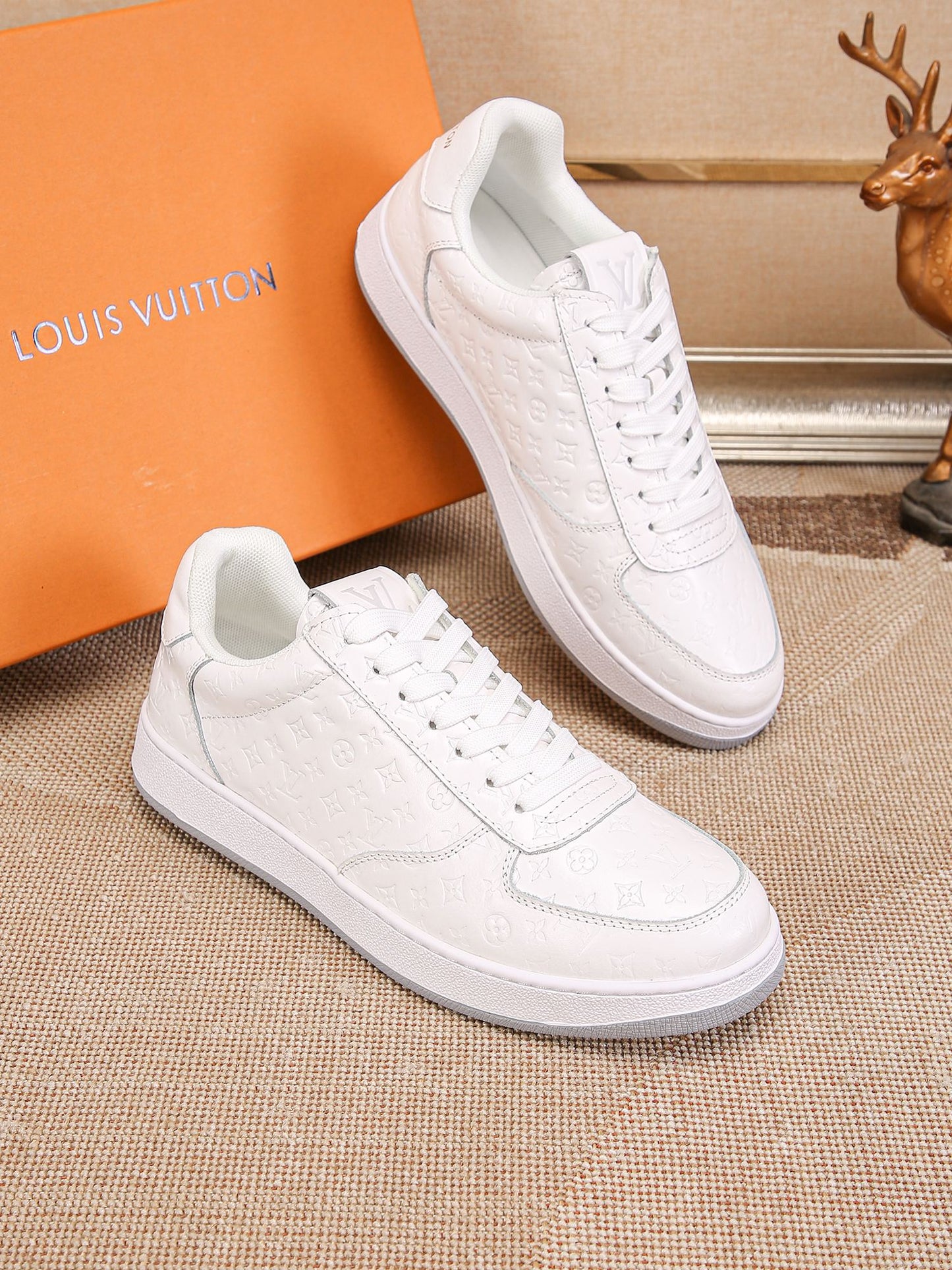 LV Embossed sneaker 1825052104