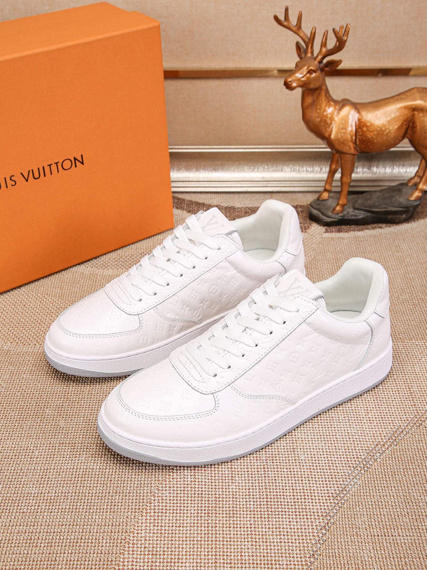 LV Embossed sneaker 1825052104