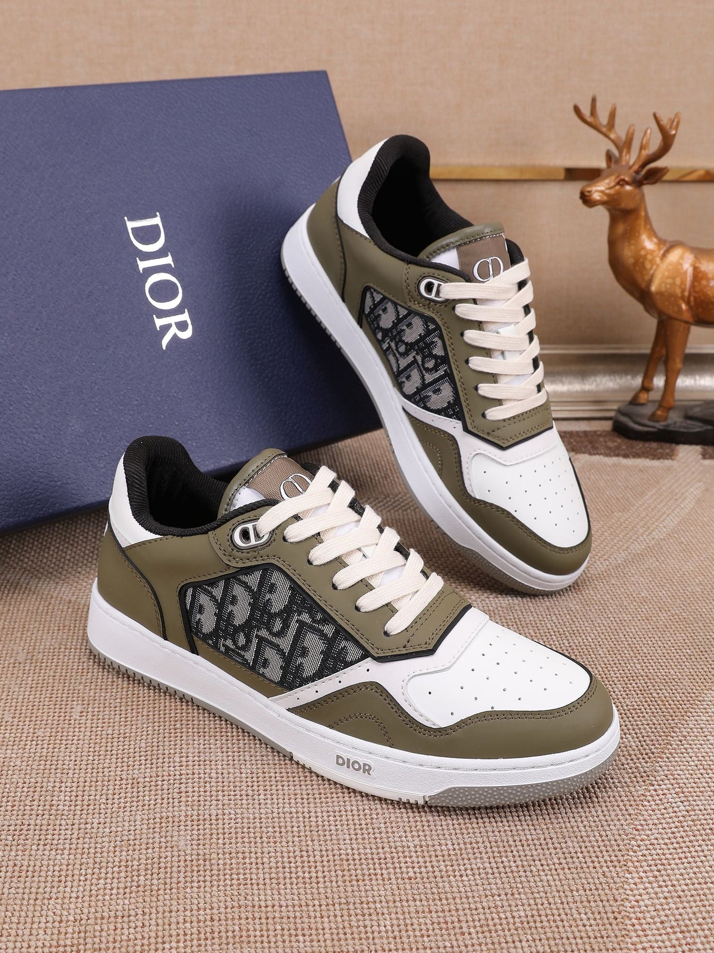 CD B27 Low Top Oblique Sneaker 1825052703