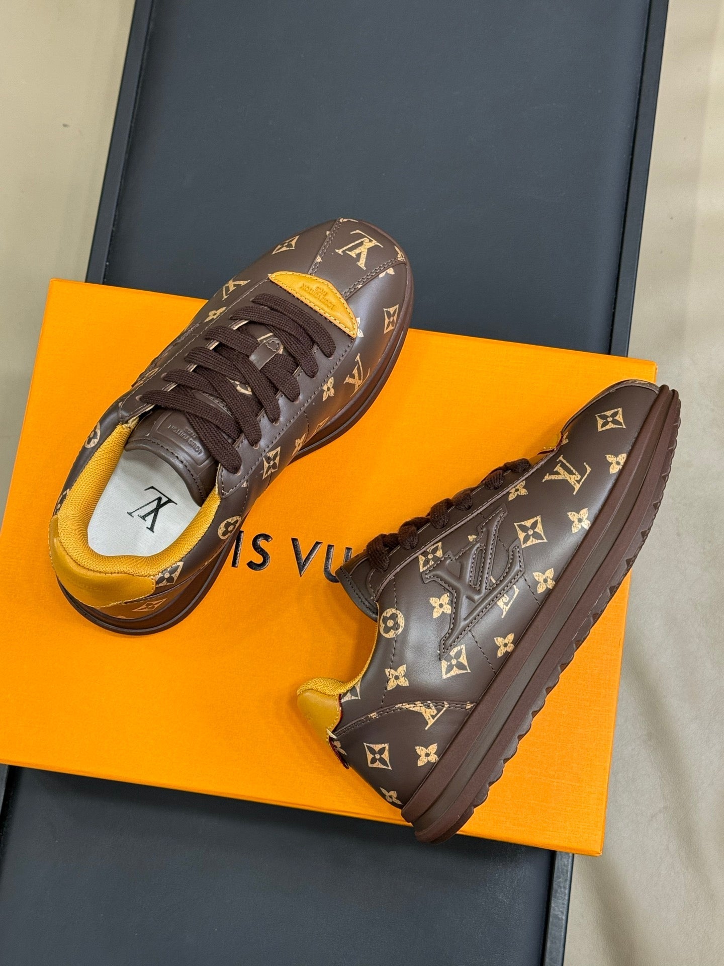 LV Sneaker 1825060605