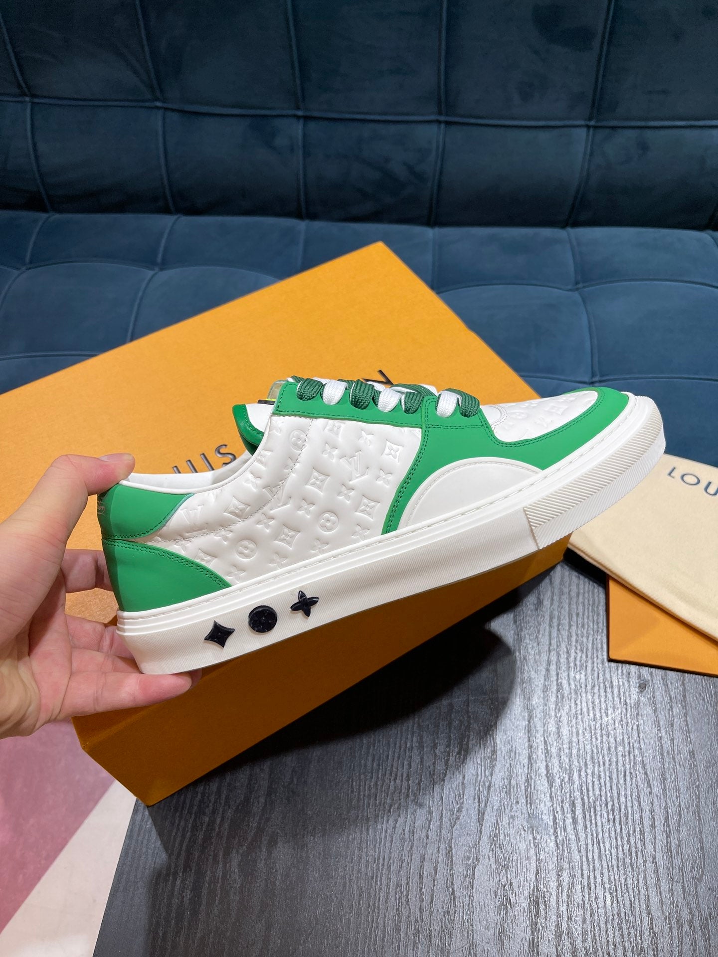 LV Embossed sneaker 1825052110