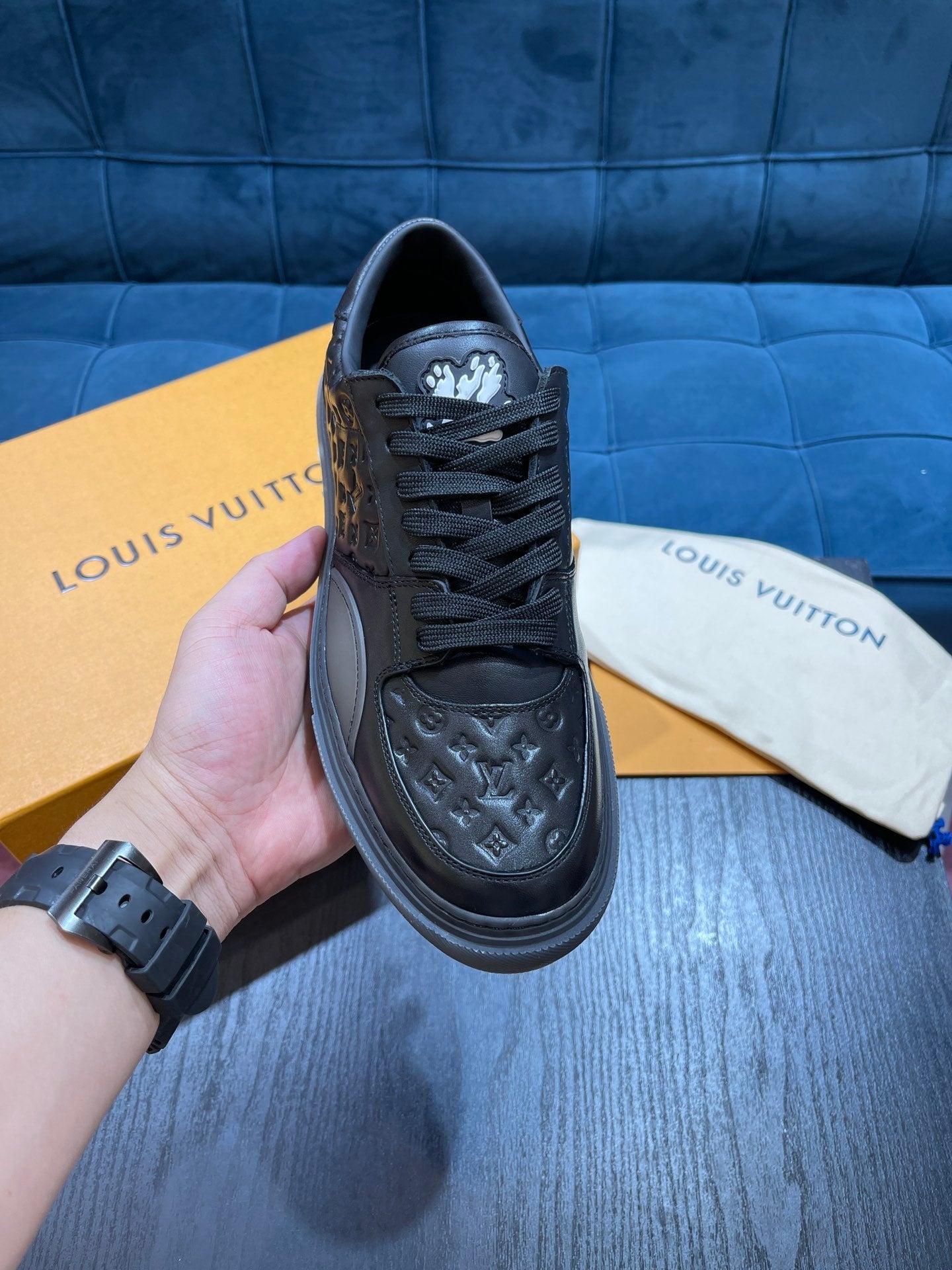 LV Embossed sneaker 1825052110