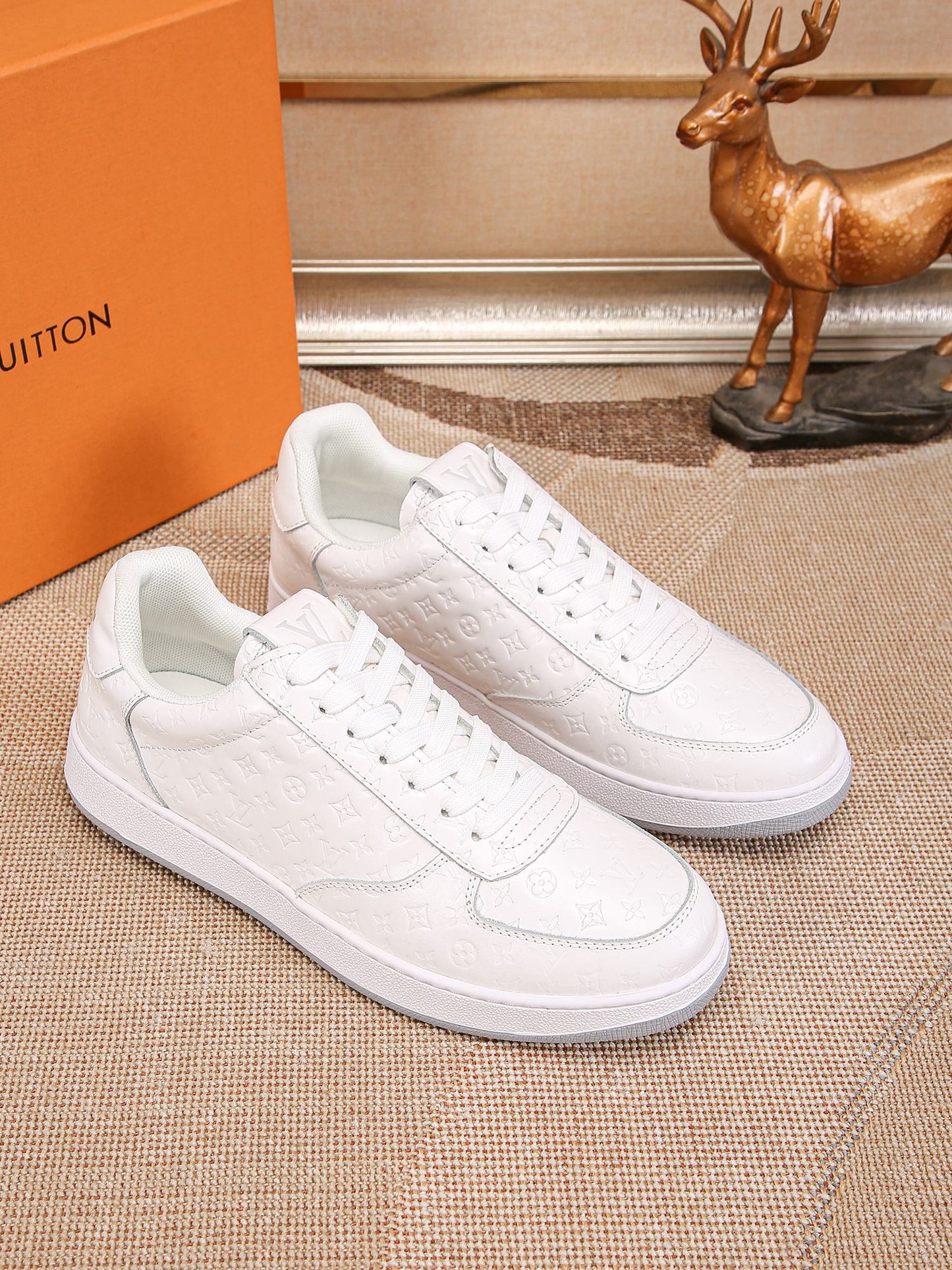 LV Embossed sneaker 1825052104