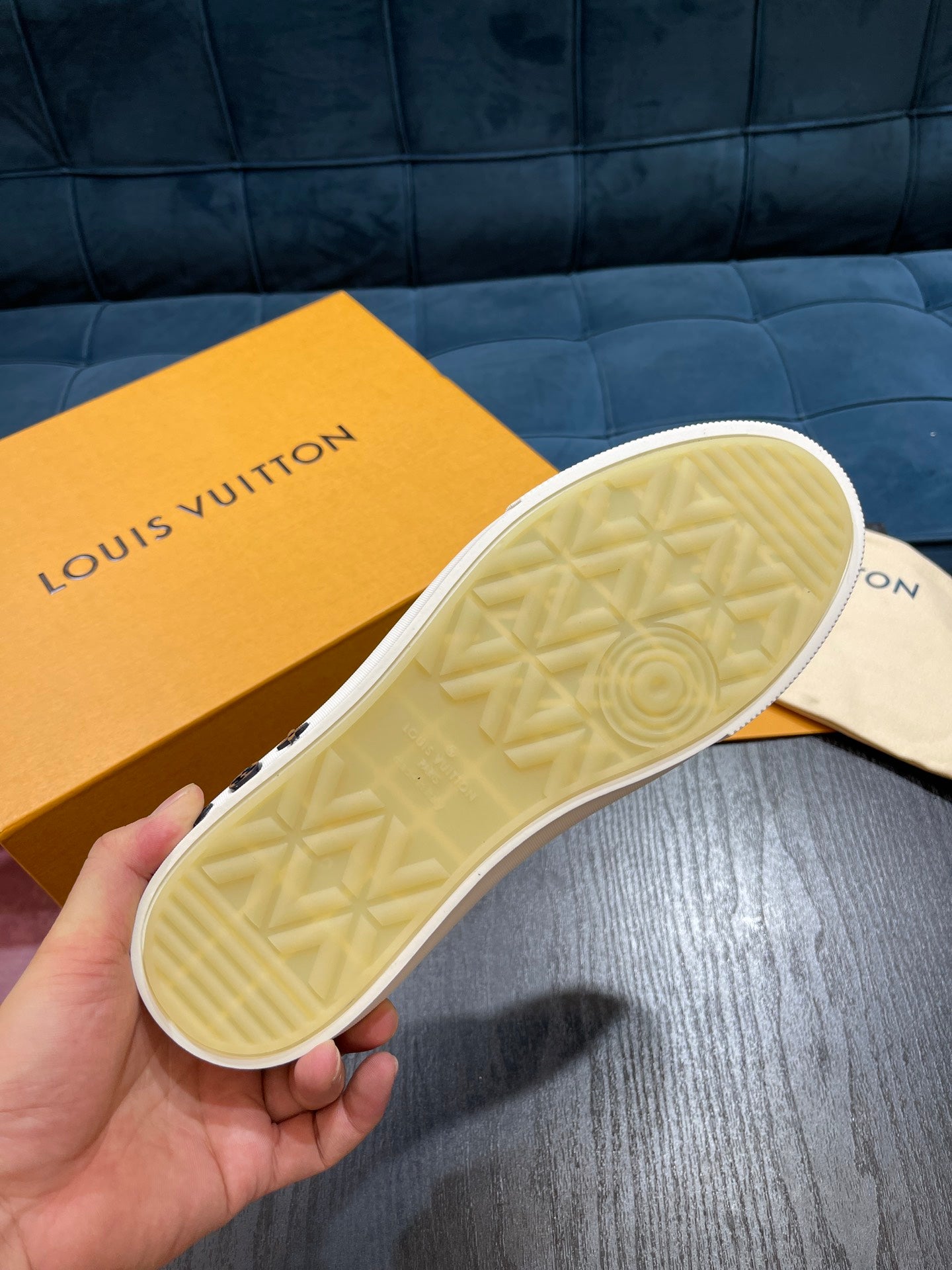 LV Embossed sneaker 1825052110