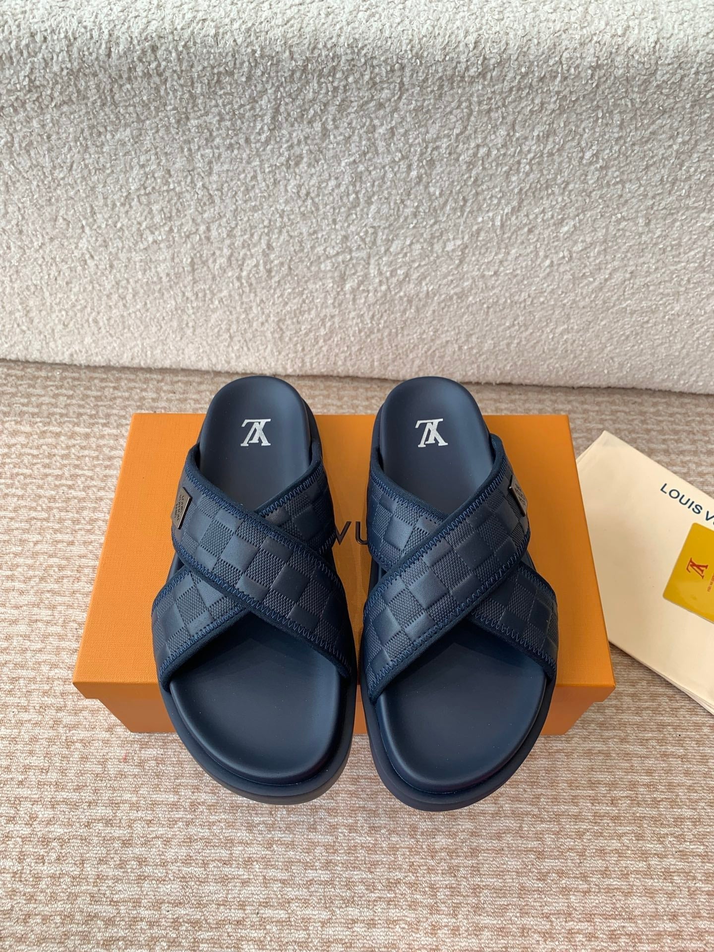 LV Beach slippers 1825052202
