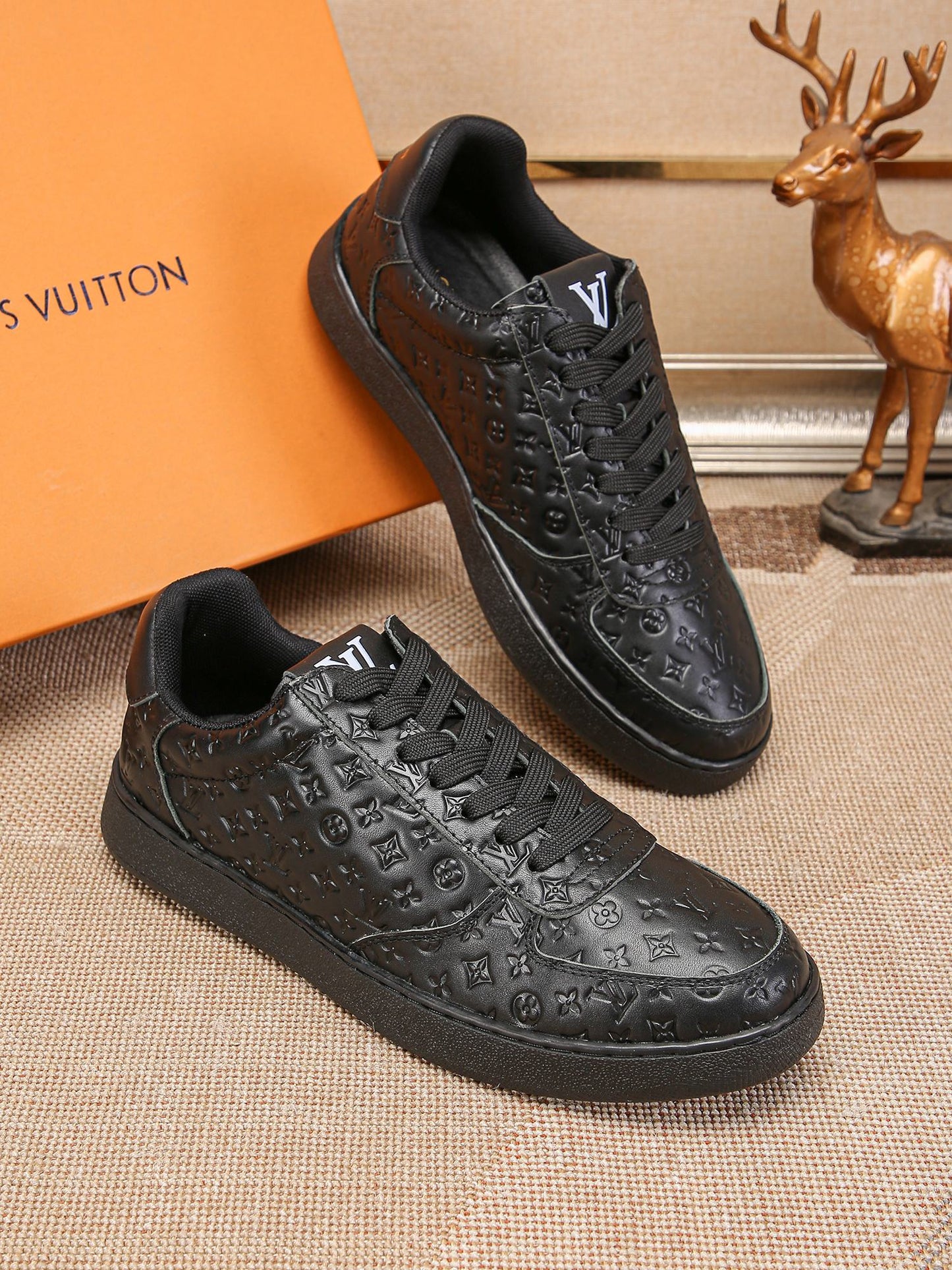 LV Embossed sneaker 1825052104